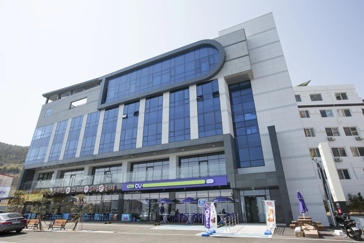1층 편의점과 식당이 있는 건물
